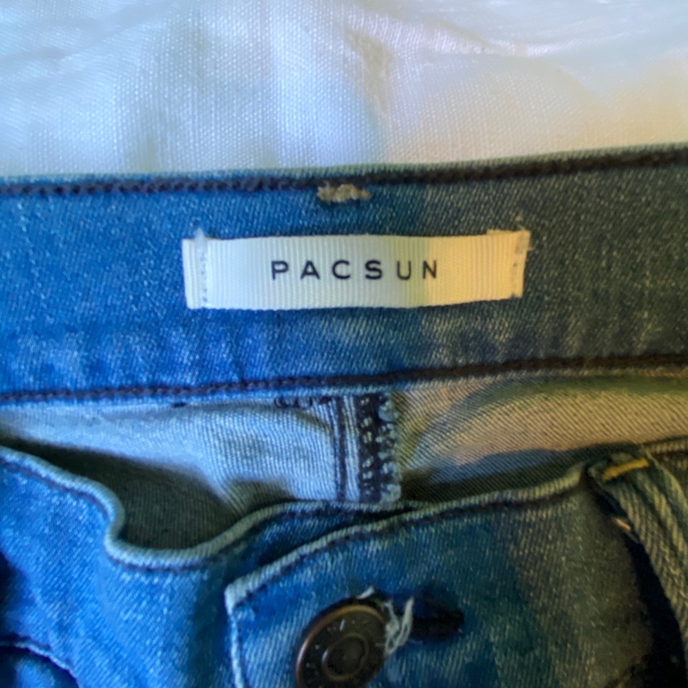 Packing Jeans - Picture 3 of 3